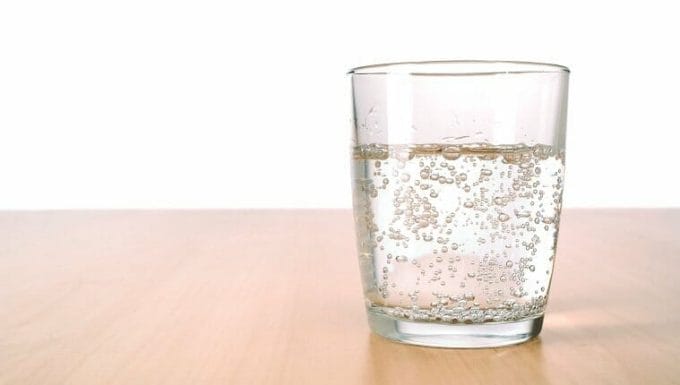 Vaso de agua con gas sobre la mesa